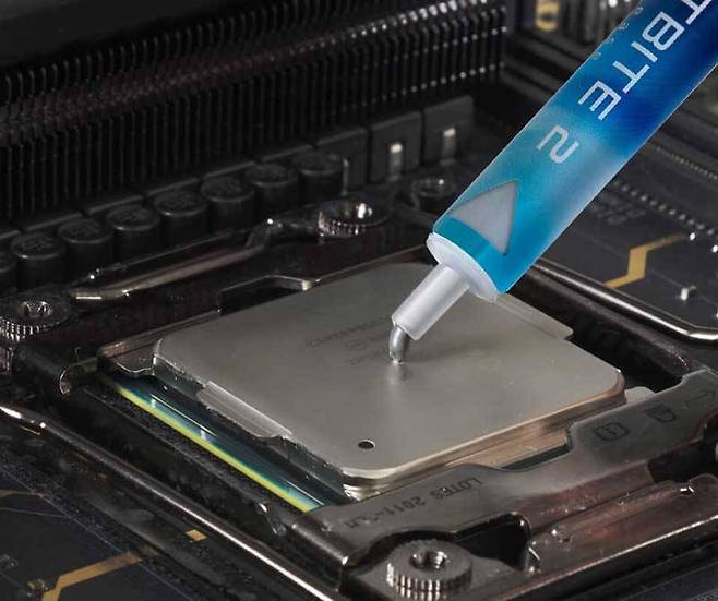 CPU 표면에 써멀 구리스를 바르는 모습 (출처=EVGA)