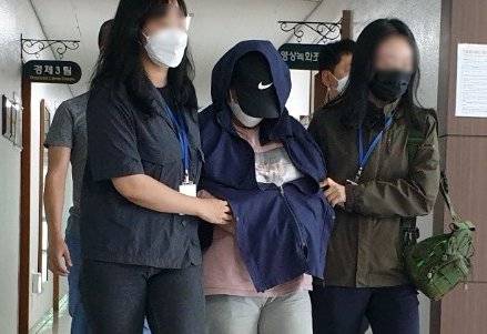 이틀 뒤 계모가 창원지방법원 진주지원에서 영장 실질심사를 받기 위해 진주경찰서를 빠져 나오고 있다. [뉴스1]