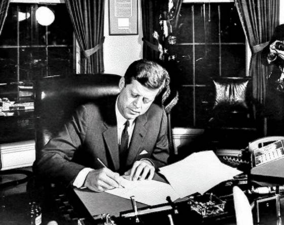 쿠바 미사일 위기가 발생하자 해상봉쇄 명령에 서명하는 존 F 케네디 대통령 [JFK도서관]