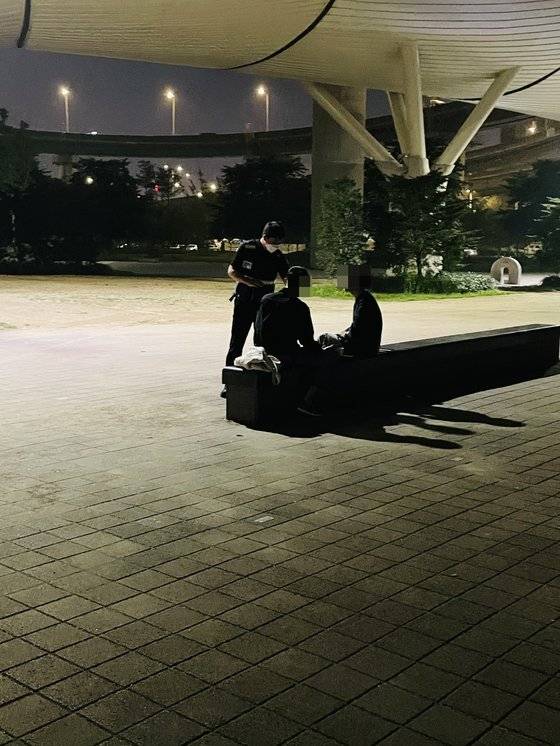 6일 자정이 넘은 시각, 한강사업본부 직원들이 시민들에게 음주를 자제해 줄 것을 권고하고 있다. 허정원 기자.