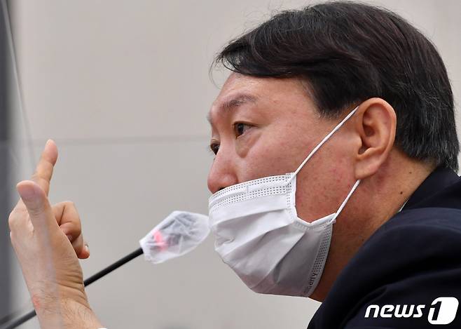 (서울=뉴스1) 박세연 기자 = 윤석열 검찰총장이 22일 서울 여의도 국회에서 열린 법제사법위원회의 대검찰청에 대한 국정감사에 출석해 의원 질의에 답변하고 있다.  이날 윤 총장은 아내 김건희씨의 코바나컨텐츠 관련 협찬금 명목 금품수수 의혹에 대해