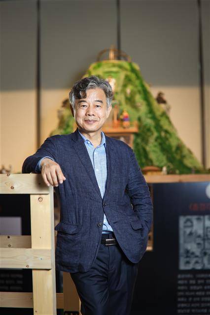 과학기술정보통신부 국립중앙과학관 전시총괄과장 윤용현 박사가 자신이 복원한 장영실의 최첨단 물시계 ‘흠경각 옥루’ 앞에 섰다. 흠경각 옥루는 581년 만인 2019년에 복원됐다. 국립중앙과학관 제공