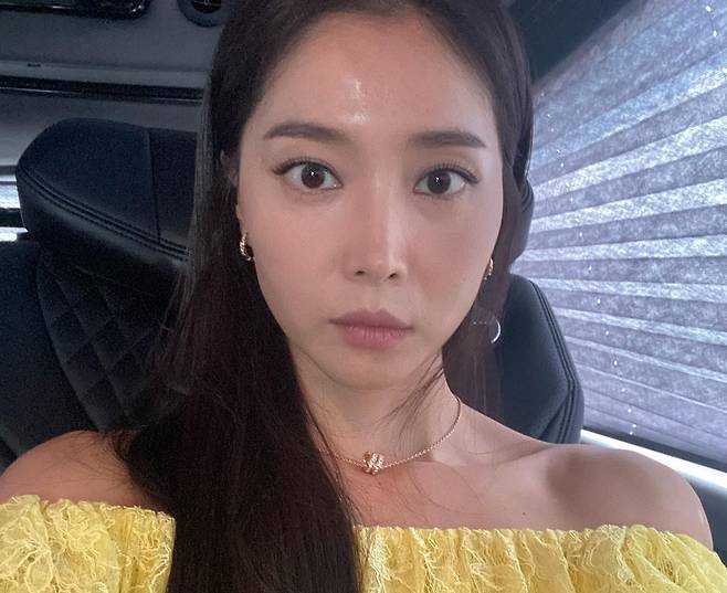 Actor Oh Yoon-ah shows off Classs other eleganceOn the 7th, Oh Yoon-ah posted several photos on his Instagram with the article Thank you ~ ~ *.Oh Yoon-ah in the photo is wearing a Hwasa yellow lace off-shoulder costume and taking a selfie taken in the car.He also boasted a bold shot and boasted a flawless look.Oh Yoon-ah, who showed off her beautiful beautiful look with her big eyes and sharp nose, posed like she liked a luxurious luxury jewelery.Fans praised it with comments such as Its so beautiful, Its like a queen in every way, and Its like Sunshine.On the other hand, Oh Yoon-ah appeared in the movie How to Do: Again which will be released on the 28th, and will return to the house theater with JTBCs new drama Flying Butterfly.