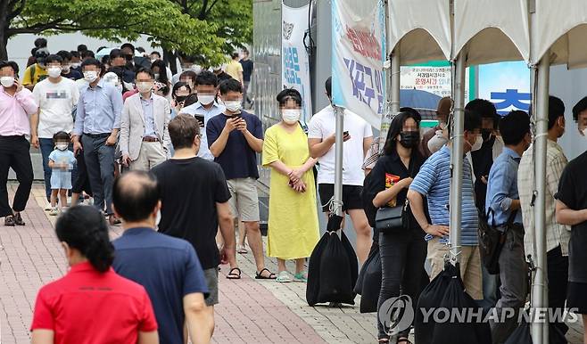 코로나19 검사 받기 위해 '장사진' (서울=연합뉴스) 황광모 기자 = 6일 오전 서울 마포구 서강대역 환승공영주차장 인근에 마련된 신종 코로나 바이러스감염증(코로나19) 임시선별검사소에 진단 검사를 받으려는 시민들이 줄지어 서 있다. 2021.7.6 hkmpooh@yna.co.kr