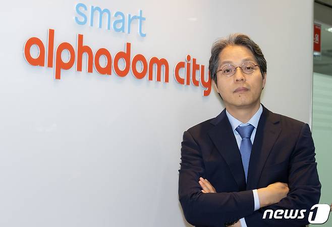 김상엽 알파돔시티 자산관리 대표이사가 5일 오후 경기도 성남시 분당구 알바돔시티 자산관리 본사에서 뉴스1과 인터뷰에 앞서 포즈를 취하고 있다. 2021.7.5/뉴스1 © News1 이재명 기자