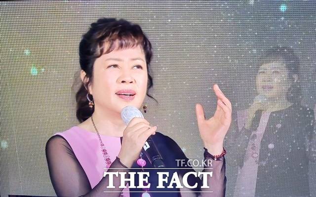 이자연이 인생곡으로 꼽는 '당신의 의미'는 선배가수 나훈아의 자작곡 '내 당신'이 원곡이다. 그는 데뷔 때부터 나훈아와 특별한 연결고리를 갖고있는 후배가수 중 한명으로 꼽힌다. /더팩트 DB