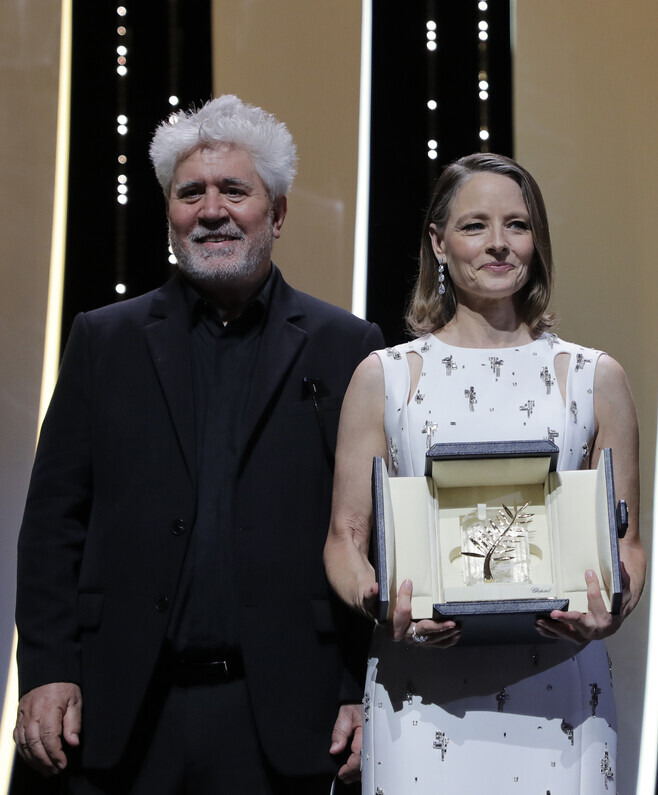 Hollywood actor Jodie Foster and Spanish filmmaker Pedro Almodovar pose for a photo after Foster is awarded an honorary Palme d’Or at the 74th Cannes Film Festival on Tuesday. Almodovar presented the award to Foster. (AFP/Yonhap News)