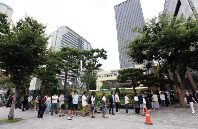 8일 서울 송파구보건소에 마련된 코로나19 임시선별검사소 앞에서 시민들이 검사를 받기 위해 길게 줄을 서 있다. 연합뉴스