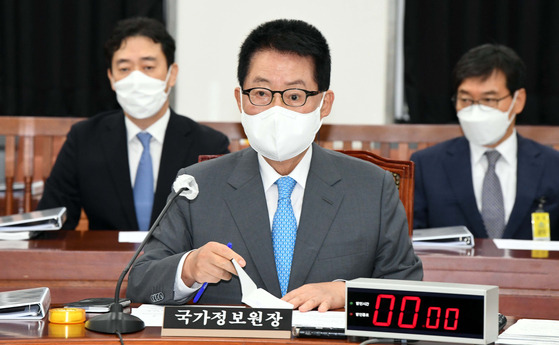 Director of the National Intelligence Service Park Jie-won briefs lawmakers from the National Assembly's intelligence committee on Thursday at the legislature in Yeouido, western Seoul. [NEWS1]