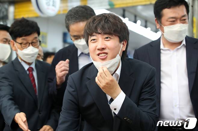 당 대표 취임 후 처음으로 대구를 방문한 이준석 국민의힘 대표가 7일 오후 서문시장을 찾아 시민들과 인사 나누고 있다. 2021.7.7/뉴스1