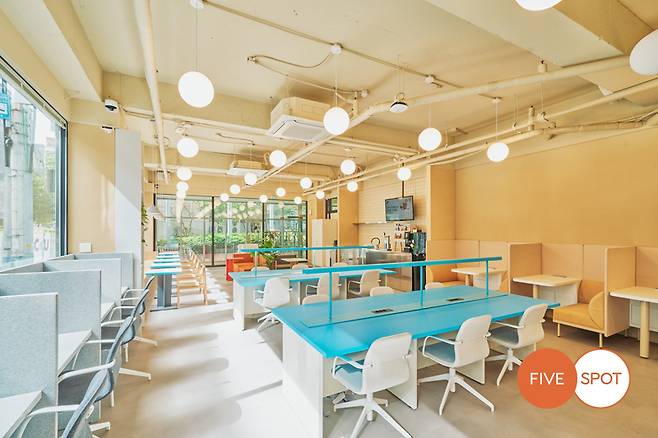 오피스플랫폼 기업 '패스트파이브'가 멤버십 라운지 ‘파이브스팟’ 1호점을 오픈했다.(패스트파이브 제공)