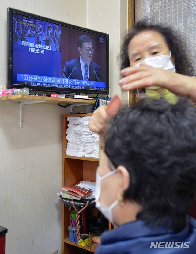 [대구=뉴시스] 이무열 기자 = 28일 오전 대구 동구 효목동의 한 미용실에서 미용사가 고객의 머리를 손질하고 있다. lmy@newsis.com 이 사진은 기사 내용과 직접적 관련 없음