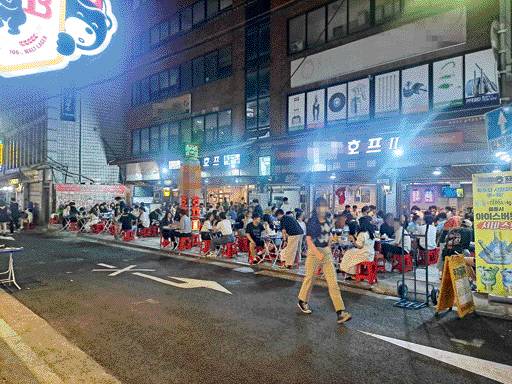 야외테이블도 만석 - 지난 6일 서울 중구 을지로 노가리 골목에서 2030 청년층이 술집을 가득 메우고 음주를 하고 있다.