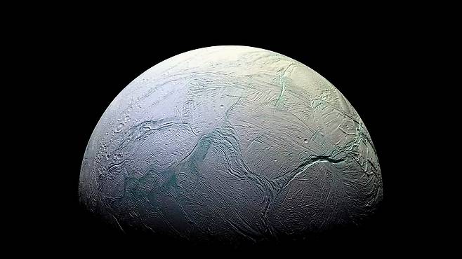 토성 위성 엔셀라두스의 ‘호랑이 줄무늬’. 갈헐천은 저 줄무늬의 균열된 틈에서 솟아오른다.(출처: NASA/JPL-Caltech)​