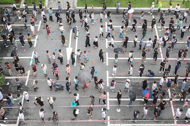 신종 코로나바이러스 감염증(코로나19) 신규 확진자가 1,275명으로 코로나19 사태 이후 최다를 기록하며 4차 대유행 위기에 놓인 8일 오전 서울 강남구 강남구보건소 선별진료소에서 시민들이 검사를 받기 위해 길게 줄을 서있다. 2021.7.8 뉴스1