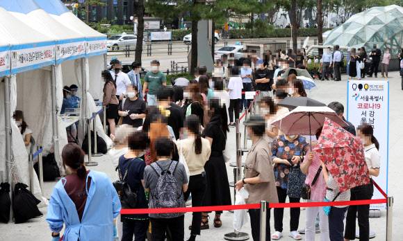 길게 이어진 강남역 코로나19 검사 행렬 - 7일 서울 강남역 11번 출구 앞 강남스퀘어에 설치된 신종 코로나바이러스 감염증(코로나19) 찾아가는 선별진료소에서 시민들이 검사를 위해 대기하고 있다. 2021.7.7 연합뉴스