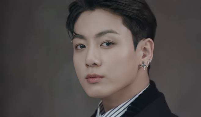 HOLY HOLY JK♥ 방탄소년단 정국, 루이 비통 컬렉션 환상적 톱 모델 포스..근엄 카리스마 '압도적 비주얼'