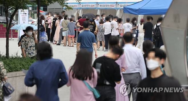 코로나19 검사 기다리는 강남역 시민들 (서울=연합뉴스) 김인철 기자 = 7일 서울 강남역 11번 출구 앞 강남스퀘어에 설치된 신종 코로나바이러스 감염증(코로나19) 찾아가는 선별진료소에서 시민들이 검사를 위해 대기하고 있다. 2021.7.7 yatoya@yna.co.kr