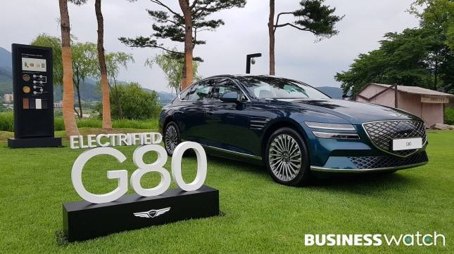 경기도 가평 청평의 한 호텔 정원에 전시된 제네시스 eG80/사진=윤도진 기자 spoon504@