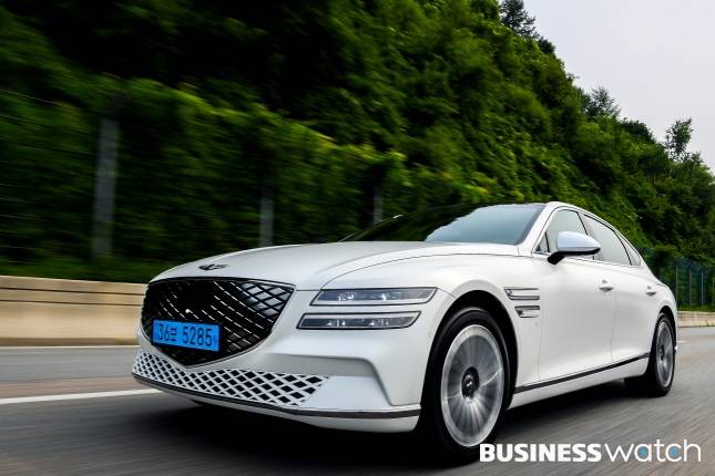 시범 주행 중인 제네시스 eG80/사진=현대차 제공