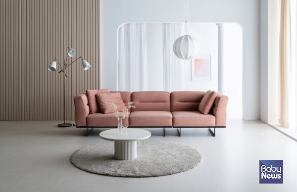 패브릭 쇼파의 장점은 극대화하고 단점은 보완한 신제품 '위켄드' 출시. ⓒ쇼파1975