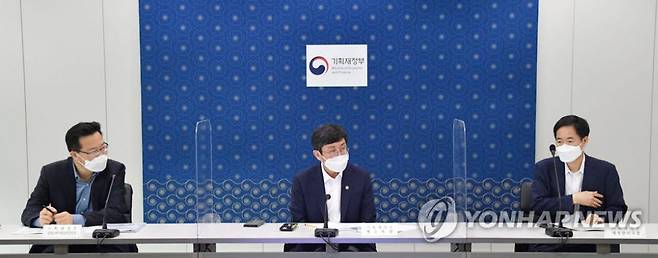 안도걸 기획재정부 2차관이 9일 서울 광화문 정부서울청사에서 2차 추경 범정부 TF 2차 회의를 주재하고 있다. [제공=연합뉴스]