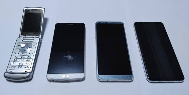 책상 서랍 속에서 뒹구는 LG폰들. 왼쪽부터 2G 끝물의 사이언, 나름의 성공을 거둔 스마트폰 G3, 지금도 사용 가능한 G6와 V30. 사진을 촬영한 폰은 벨벳이다.
