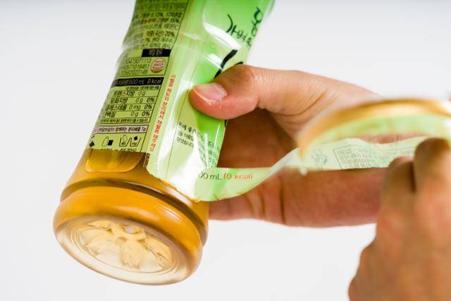 재활용을 위해 절취선을 새겨 잘 뜯어지도록 설계했다는 비닐 라벨. 뜯어 보니 절취선과 상관없이 줄줄이 갈라진다. 한진탁 인턴기자