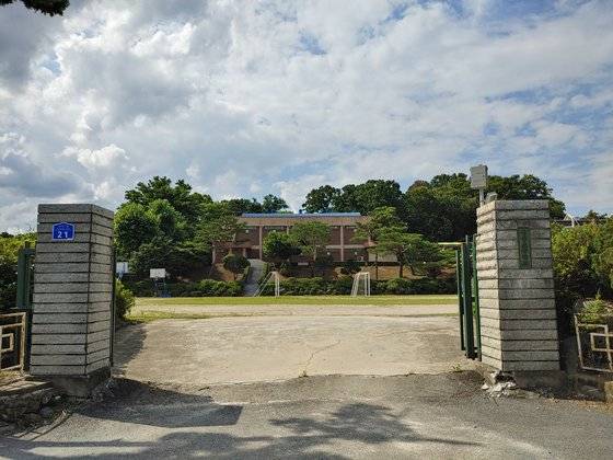 금산초 옛 정문. 여기서 조금만 걸어가면 나루터가 나온다. 주민들은 농사지은 작물을 북한강 건너 춘천시내에 내다 팔았다. 함께 배를 타고 시내 중고등학교에 다니던 학생들은 부모들의 힘겨운 노동을 보며 책과 씨름을 했을 테다.