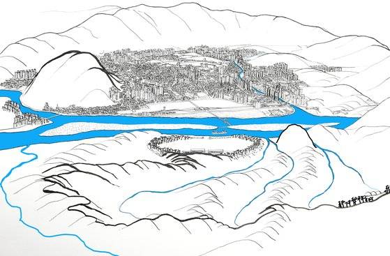춘천 서면의 박사마을과 시내 사이를 의암호가 가른다. 1967년 11월 의암댐이 들어서기 전에는 마을 앞으로 소양강이 흘렀다. 서면 일대에 흩어져 있는 마을들의 중심에 금산초등학교가 있다. 박사를 가장 많이 배출한 학교다. 1932년 신서공립보통학교로 문을 연 뒤 1941년에 지금의 이름으로 바꿨다. 현재 87명의 학생이 공부하고 있다. 2021년 7월9일 점심 급식식단에 볶음밥·홍합미역국·떡갈비채소볶음·오징어채볶음·깍두기·우유·키위가 올랐다. 봉의산은 춘천에 있는 모든 학교에서 보인다. 금산초등학교 뒤 능선을 따라가면 해발 870m 북배산이 나오고 이는 다시 1000m가 넘는 화악산·광덕산·대성산 줄기로 이어진다.  취재를 계획할 때는 신숭겸장군 묘를 그림의 중심에 넣을까했다. 일행과 함께 서면 일대를 이곳저곳 돌아보다가 우연찮게 금산초등학교에 들어갔다. 주위를 휘 둘러보던 김두교 교수의 눈이 빛났다. 일행들은 바로 여기구나고 직감했다. 학교가 자리 잡은 터는 꽃봉오리 모양으로도 보인다. 마을 앞에 눈늡·오미·금산 세 개의 나루터가 있다. 학교 운동장에 솔숲을 두르고 강물에는 배 한척을 띄워놓았다.