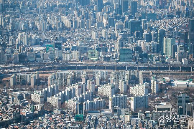 서울 송파구 롯데타워 서울 스카이 전망대에서 내려다본 서울 시내에 시민들의 각종 주거 형태가 보이고 있다. / 이준헌 기자