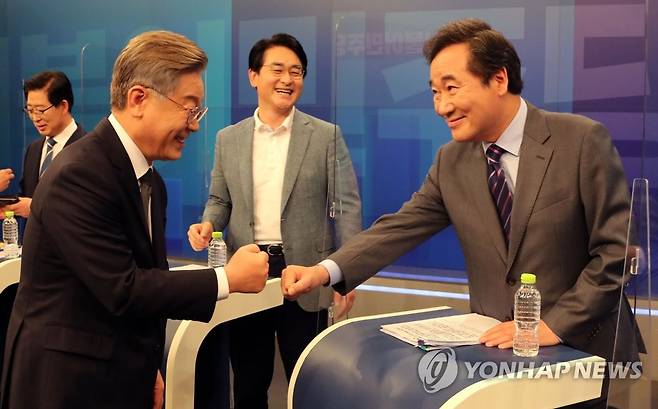 (서울=연합뉴스) 이재명 경기도지사(왼쪽)와 더불어민주당 이낙연 전 대표가 8일 오후 서울 중구 TV조선 스튜디오에서 TV조선, 채널A 공동 주관으로 열린 더불어민주당 대선 예비후보 4차 토론회에 참석해 인사를 나누고 있다. 2021.7.8 [국회사진기자단]