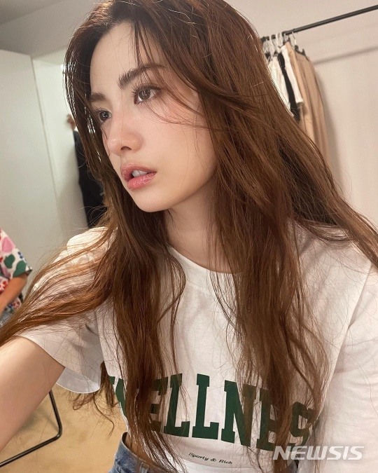 On the 9th, Nana posted some photos through her Instagram account, and Nana in the photo is as dazed as she is, but she still has a clear eye and is still outstanding.It has a brown long hair with a slightly curled curl, and it creates an elegant and beautiful atmosphere.On the other hand, Nana has appeared in the MBC Drama Oh! Dominus, which last May.