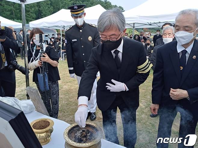 (대전=뉴스1) 최일 기자 = 최재형 전 감사원장의 부친인 고(故) 최영섭 예비역 해군 대령 안장식이 10일 국립대전현충원 제7묘역에서 열려 최 전 원장이 분향을 하고 있다. ©뉴스1 최 일 기자