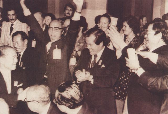 1981년 9월 30일 정주영(가운뎃줄 왼쪽 두 번째) 전 현대그룹 명예회장이 독일 바덴뷔르템베르크주 바덴바덴에서 서울올림픽 유치가 확정되는 순간 웃고 있다. 한국일보 자료사진