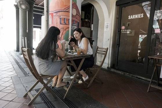 싱가포르는 식사를 2명까지 가능하도록 제한하고 있다. 이 조치는 12일부터 완화돼 5명까지 식사가 가능해진다. [EPA=연합뉴스]