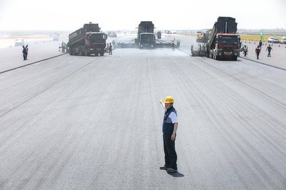 마무리 공사가 한창인 인천국제공항 제 4활주로. 안전모를 쓴 이가 이동혁 팀장이다. [사진 인천국제공항공사][사진 인천국제공항공사]