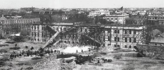 미국 공사관 경내에 건설 중인 미 해병대 막사. 1918년 베이징. [사진 김명호]