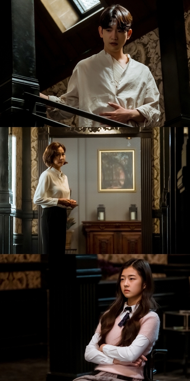 Jinyoung gets a step closer to Ji Sungs secretThe TVN Saturday drama The Devil Judge (playwright Moon Yoo-seok/director Choi Jung-gyu) unveiled the scene where the trial judge, Bae Seok-won Kim (Jinyoung), entered the grand mansion (Ji Sung), which was forced by the judge, on July 10.In the public photos, there is a state of Ga-on Kim who suffered an unusual injury at a glance.The two Ga-on Kim, who forced the last broadcast, suddenly exploded while they were trying to argue in the office, and shocked everyone.Curiosity is stirred up over why he came to Kang Yo-hans house, not a hospital, amidst the alleged injury to Ga-on Kims.The existence of other characters, not the owner of the house, in a quiet and dark mansion as quiet as the unknown black inside of the forced man, raises the curiosity of Ga-on Kim as well as the viewers.In addition to a woman who seems to be a person who takes care of the house work on behalf of the forced one, she adds a vague Mystery to the girl who looks as if her expression is twisted.In particular, the identity of Girl, which is unpredictable to guess what contacts Kang Yo-han, raises further doubts.Girl, who feels as cynical as he forced, encourages various imaginations about why he is staying in the mansion.In addition, the questioning Girl is going to embarrass him with the cold and coldness of the poisonous Ga-on Kim.The secret hidden in the strange atmosphere surrounding this house, which is not warm like the landlord, Kang Yo-han, makes the next story wait.