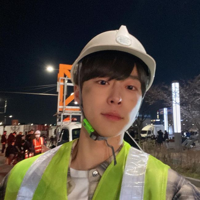 Actor Ship reform has emerged as a rising powerhouse for his boyfriend.On the afternoon of the 10th, Ship reform posted a selfie on his personal SNS, saying, It was cold # hard # Soo Hyun.Ship reform in the photo shows a handsome visual while wearing a safety helmet at the time of shooting Blue Spring from afar.Ship reform sniped at the womans heart, boasting her beauty that she couldnt hide, even though she had a dark makeup on her face.Lee Jong-Won, who had been working together in the digital drama XX, was particularly pleased with the fans by commenting, Its cute even if you wear a work clothes.On the other hand, Ship reform is currently appearing on TVN Live Living and KBS 2TV Blue Spring from afar.Ship reform SNS