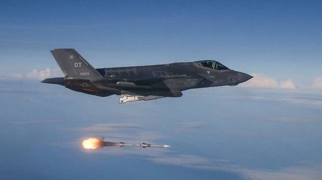 미 공군 F-35A 전투기에서 발사된 공대공미사일이 가상 표적을 향해 날아가고 있다. 세계일보 자료사진