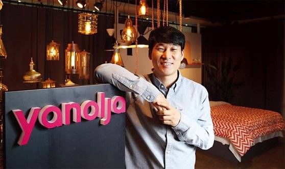 이수진 야놀자 대표가 서울 역삼동에 있는 야놀자 본사에서 포즈를 취하고 있다. [중앙포토]