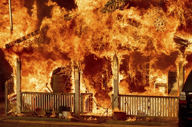 10일 ‘백워스 복합단지 화재’가 발생한 캘리포니아주 래슨 카운티 도일 지역에서 주택 한 채가 불길에 휩싸였다./AP연합뉴스
