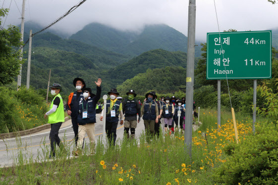 통일부가 접경지역을 걸으며 분단의 역사를 체험하자는 취지로 마련한 ‘DMZ(비무장지대) 평화의길 통일걷기’ 첫 회 행사가 지난달 27일 막을 내렸다. 사진은 접경지역 걷는 통일부 ‘DMZ 평화의길 통일걷기’ 참가자들 모습(사진=통일부).