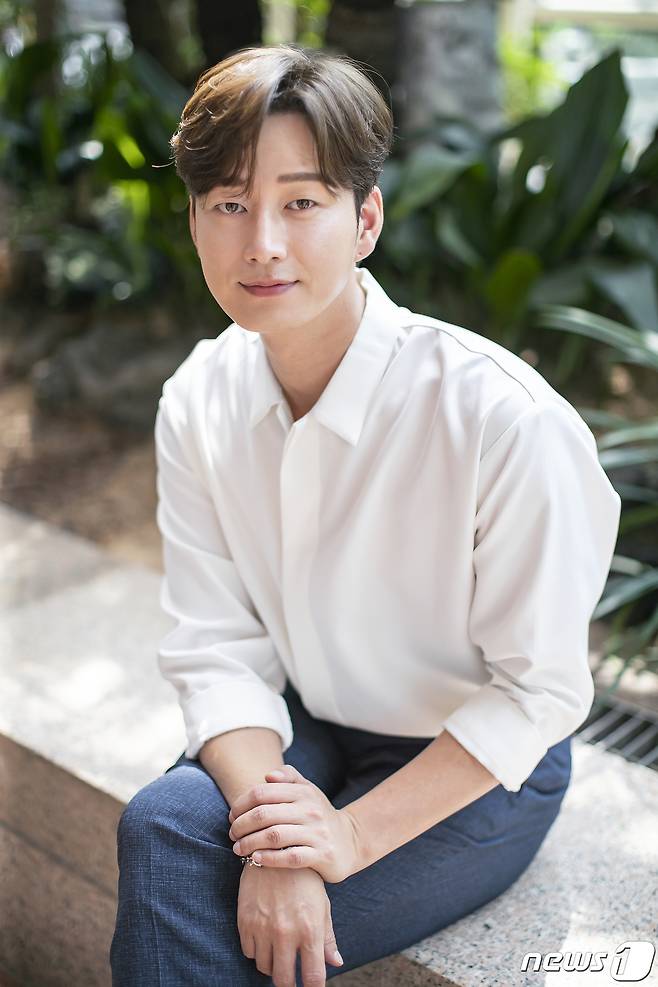 최근 종영한 tvN 토·일 드라마 '마인'에서 열연을 펼친 배우 이현욱이 서울 종로구 뉴스1본사에서 열린 인터뷰에 앞서 포즈를 취하고 있다. /뉴스1 © News1 김진환 기자