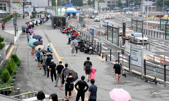 코로나19 일일 신규 확진자가 닷새째 1000명대를 기록한 11일 수도권 거리두기 전격 격상으로 서울 노량진수산물시장은 찾은 사람이 줄어 한가한 모습이다. 4차 대유행 충격에 앞서 이미 코로나19 직격탄으로 어시장은 최악의 상황이며 비대면 배달 늘었지만 수산물 공급량 대폭 줄면서 상인들의 이익마진이 줄어든 상황이다. /사진=박범준 기자