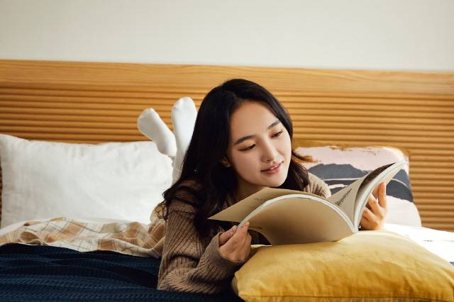 엎드려서 책을 읽으면 눈의 압력이 높아져 녹내장이 생길 수 있어 주의해야 한다./사진=클립아트코리아