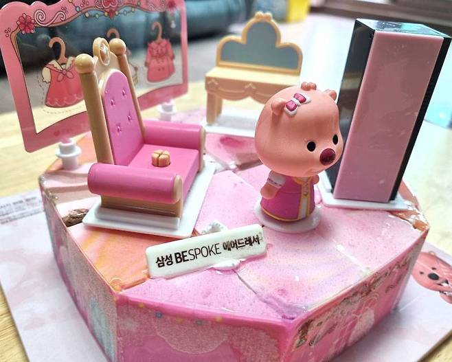 배스킨라빈스 ‘루피의 드레스룸’ 상단을 장식한 구성품들