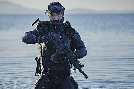 해병대 특수수색대 대원이 해안으로 침투하고 있다. 사진 국방부