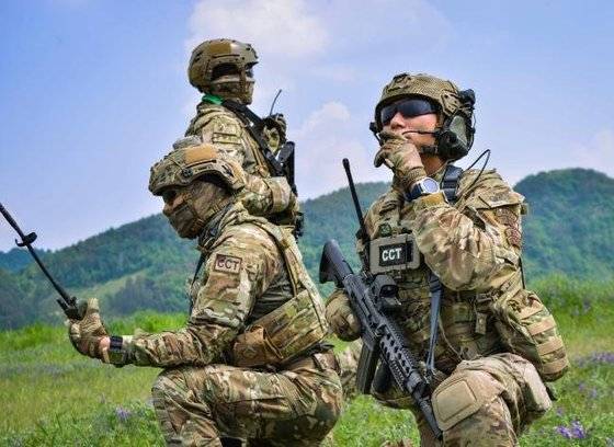 공군 공정통제사가 항공기 유도 작전을 펼치고 있다. 사진 국방부